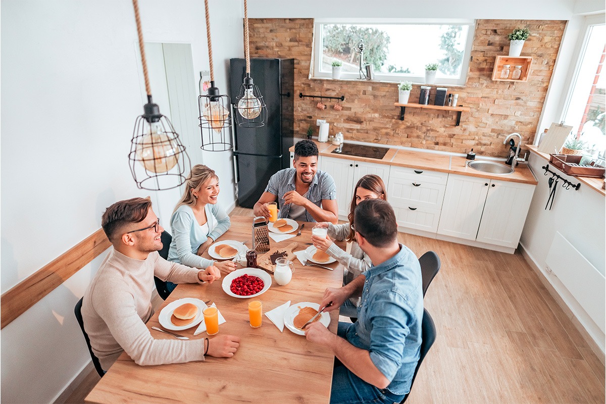 photo d'une colocation autour d'une table pour le petit-déjeuner